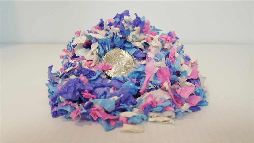 En bunke blå og pink konfetti, der ligner Bunddække 36L til mindre gnavere, ÜBER - Farve: Konfetti, på en hvid overflade.