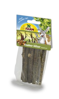 En pakke med kaninpinde, med produktet "JR farm træ spiselige hassel busk grene, aktivitet til din gnaver" af mærket JR Farm, udstillet på hvid baggrund.
