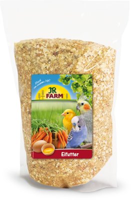 En pose Æggefoder til opdræt af unge fugle fra JR Farm, med en fugl på, perfekt til opdræt af unge fugle eller svækkede dyr med behov for vitamintilskud.