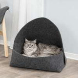 Beskrivelse: En grå Trixie kattehule, Arta, hyggehule til katte og små hunde, i et rum med en stol.