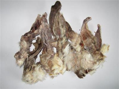 Naturligt Kaninører med pels 100G, allergivenlig godbid til hunde på en hunde baggrund.
