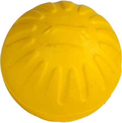 En gul Starmark Hundelegetøj Slidstærkt, Skumbold på hvid baggrund.