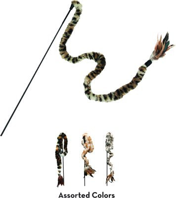 Beskrivelse: Et interaktivt kattelegetøj, Robust Drillehale med fjer fra Kong, med en flagrende fjer og fiskestang.
