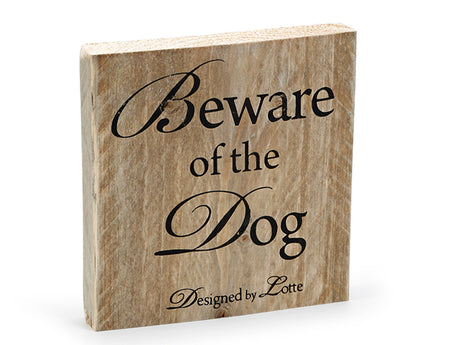 Designet af Lotte, dette rustikke træskilt advarer besøgende om at passe på hunden. DBL Træ plade med tekst (Pas på hunden) materialet tilføjer det charmerende og autentiske rustikt look.