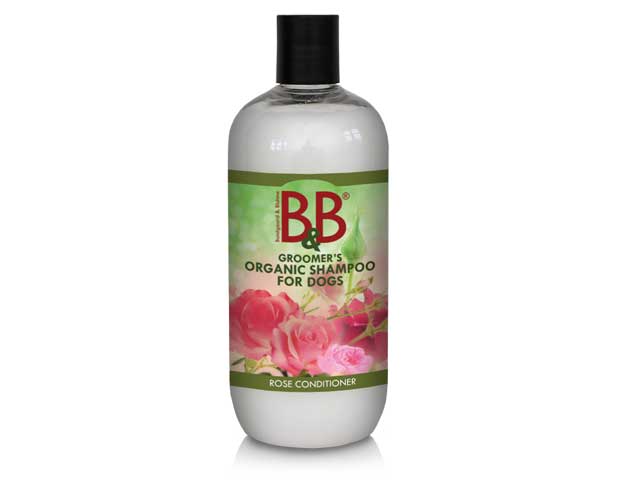 En flaske B&B økologisk hundebalsam med Rosenolie med roser på, tilsat rosenolie for ultimativ konditionering og silkeagtig pelsen.