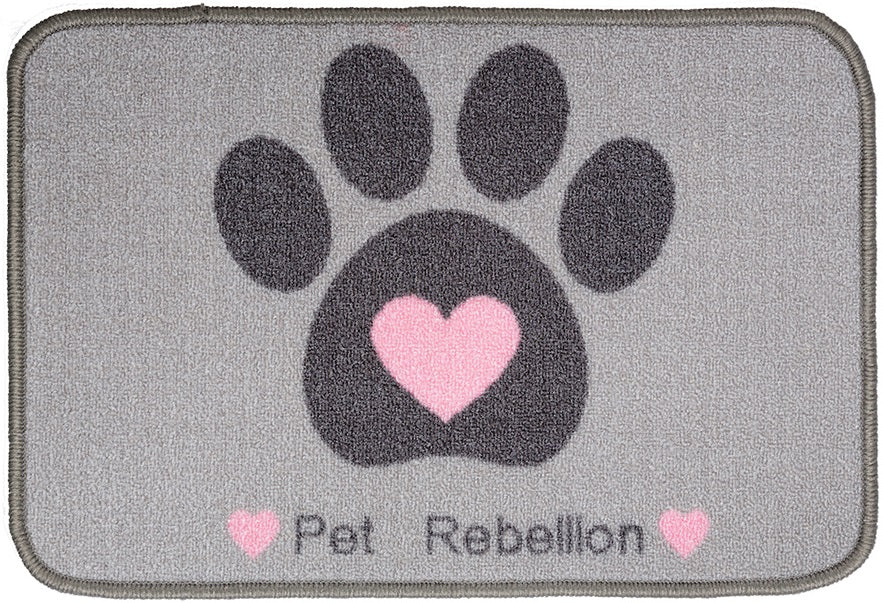 Beskrivelse ændret: En absorberende grå måtte med ordene Pet Rebellion Måtte til hundeskålene, Hjerte 40 x 60 cm på.