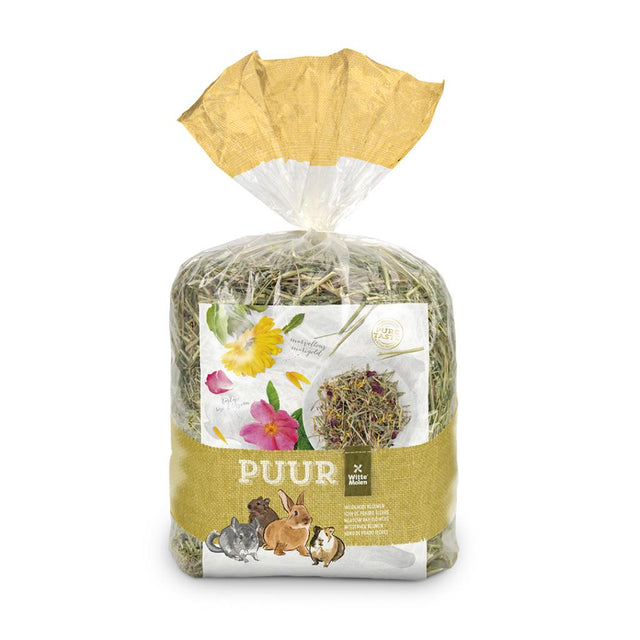 En pose Hø - Enghø med blomster, Puur, der fremmer naturlige ingredienser til en sund fordøjelse, på hvid baggrund.