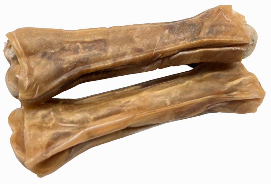 To Naturligt Hunde Kødben - Hjorteben, presset ca 16cm, allergivenligt til hunde på hvid baggrund.