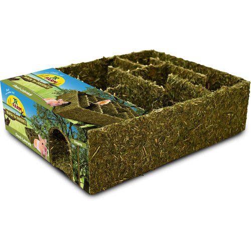 En kasse hø med en JR FARM Hamster Labyrint indeni designet til kæledyr for at nyde en sjov labyrintudfordring.