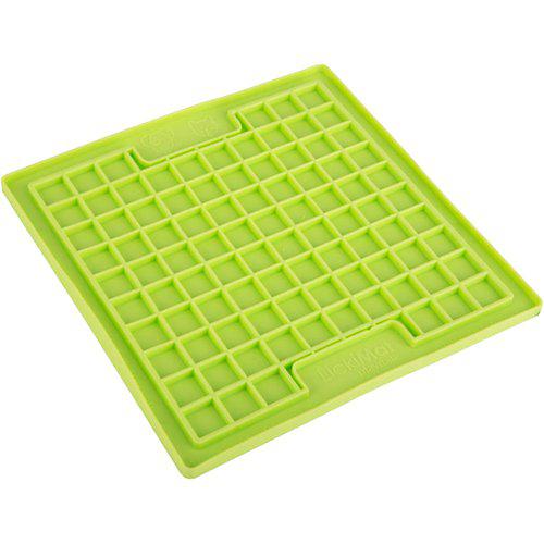 En beroligende Hundeskål med dupper, Lickimat Playdate grøn bakke med firkanter på, perfekt til Lickimat playdates.