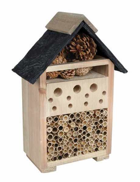 Et Gardman Bee & Bug House lavet af træ, der giver ly til insekter såsom biller.