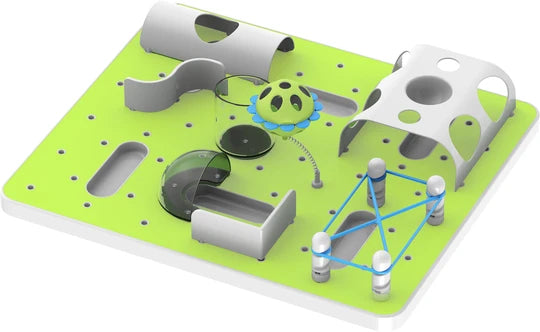 En 3D-model af afp's Katte aktivitets madskål, en interaktiv lækkerbisken i et grønt legeområde.