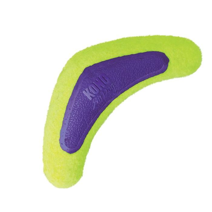 En gul og lilla Kong AirDog Squeaker - Boomerang hundelegetøj med et lilla håndtag.