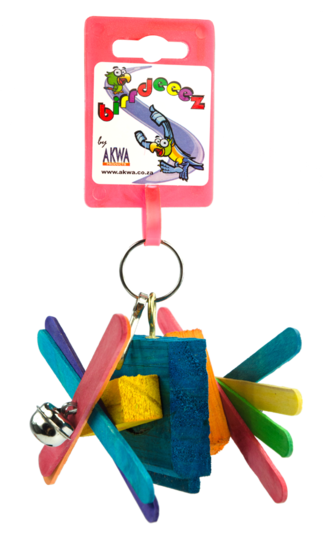 Et farverigt Birrdeez fuglelegetøj med en nøglering fastgjort til. Birrdeez Bird-legetøjet kan rotere stifterne.