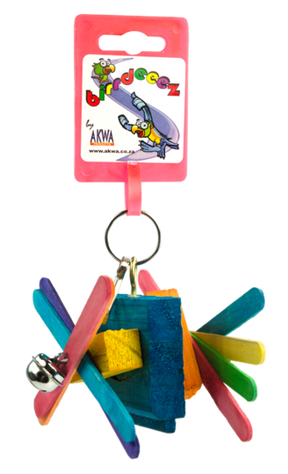 Et farverigt Birrdeez fuglelegetøj med en nøglering fastgjort til. Birrdeez Bird-legetøjet kan rotere stifterne.