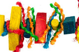 En flok farverige Parakit legetøj, farverig og sjov 25cm træpinde på hvid baggrund. Mærkenavn: Birrdeez