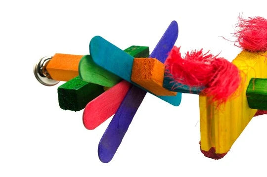 Et Birrdeez farverigt træfuglelegetøj med farverige fjer. Denne produktbeskrivelse viser nøgleordene "farverig" og "træ.