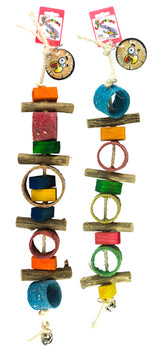 To Birrdeez Papegøje/parakit legetøj, farverig og med ringe 60cm hængende på hvid baggrund.