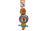 Et farverigt Birrdeez Papegøje legetøj hængende på en kæde, lavet af træ/frø.