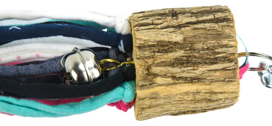 Et par Birrdeez Fuglepind med snorer eller legetøj med snor og klokke sokker og et par kassesko i træ lavet af jerseystof.