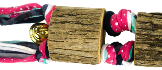 Beskrivelse: Et Birrdeez trælegetøjsarmbånd med farverige bånd og prikker.