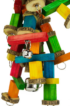 Et farverigt Birrdeez fuglelegetøj i træ med en klokke hængende fra, velegnet til papegøjer.