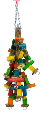 Et levende Birrdeez Papegøje/parakit legetøj, farverig og med klokker 50cm fuglelegetøj i træ, der hænger i en kæde perfekt til store papegøjer.