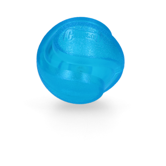 Beskrivelse: En blå Chuckit fed med LYS-bold, der sidder oven på en sort baggrund, perfekt til mellemstore hunde, der elsker at lege med Chuckit-produkter.