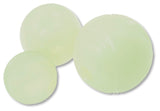 Tre Chuckit Max Glow grønne balloner på en hvid overflade.