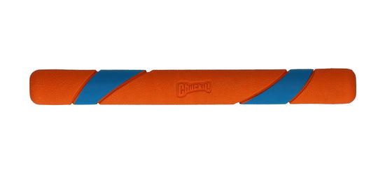 En Chuckit Ultra Fetch Stick (KastePind) 28 cm tyggelegetøj lavet af et slidstærkt materiale i levende orange og blå farver, med et stilfuldt blåstribet design.