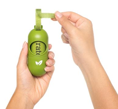 En person med en Høm Høm poseholder, miljøvenlig plastikflaske fra Earth Rated.
