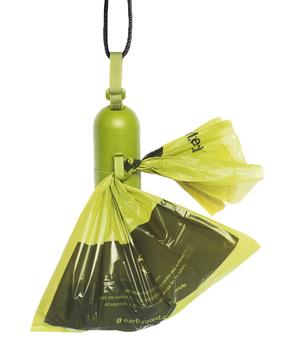 En grøn Høm Høm poseholder hængende på en sort snor, designet til at være miljøvenlig fra Earth Rated.