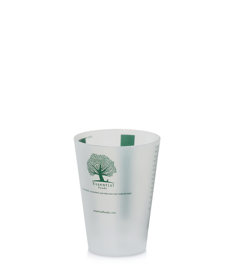 En hvid Målebæger med et grønt træ på, designet til madportionsmåling og godkendt til fødevaresikkerhed.