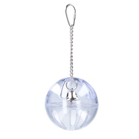 Et Feather World aktivitetslegetøj til hængebolde i klart glas til mellemstore og store fugle med en klokke og masser af plads til snacks.