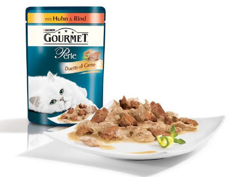 En dåse Vådfoder til katte, Gourmet Perle fra Purina med laks sauce ved siden af en tallerken.