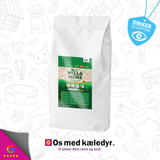 En pose Bøgeflis, MillaMoore premium 10kg kæledyr mad på strøelse baggrund.