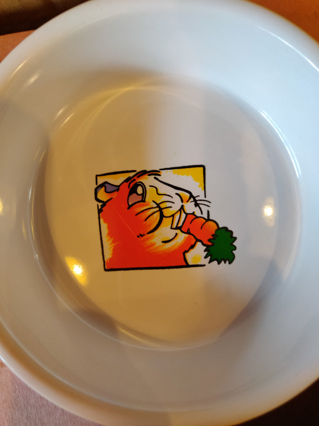 En Madskål, Keramisk skål til marsvin med en tiger på fra Trixie.