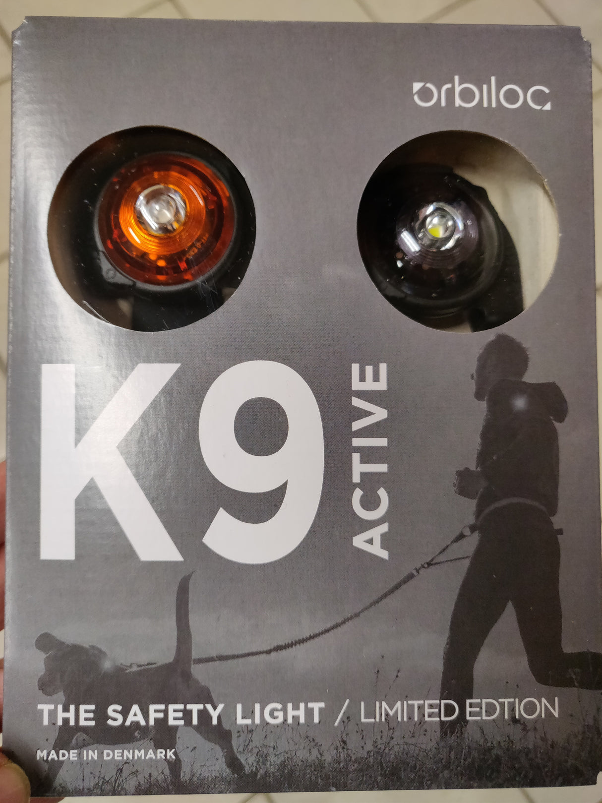Forøg din hunds sikkerhed med Orbiloc Hundelygte Løbe & Hundelygte 2-PAK Orange (rav) & Hvid lygte, en pålidelig og holdbar hundelygte, der sikrer synlighed under gåture. Disse sikkerhedslygter er designet specifikt af mærket Orbiloc, vandtæt og med kraftigt lys.
