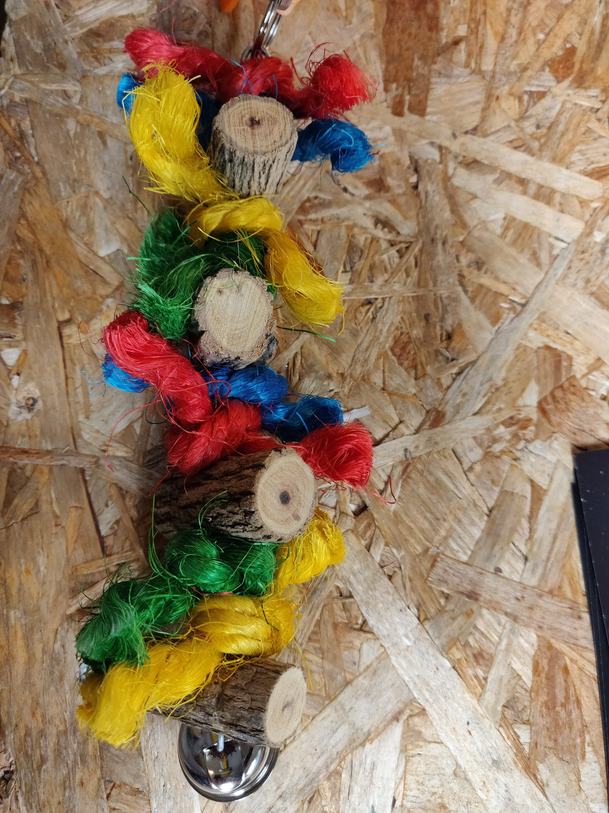 Papegøje/parakit legetøj, farverig og med masser af bide aktivitet