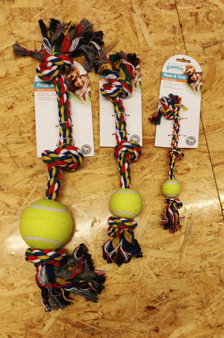 Tre pawise hundelegetøj, inklusive Reb med tennisbold, flere størrelser og hvalpe, ligger spredt på et trægulv.