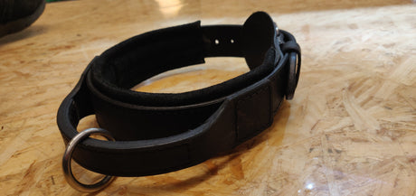 Et Hunde læderhalsbånd med håndtag, sort fra Læder, med en metalspænde.