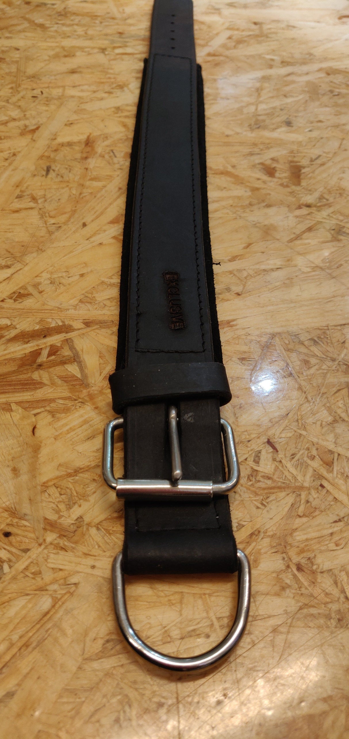 En praktisk Læder urrem i sort læder med metalspænde.