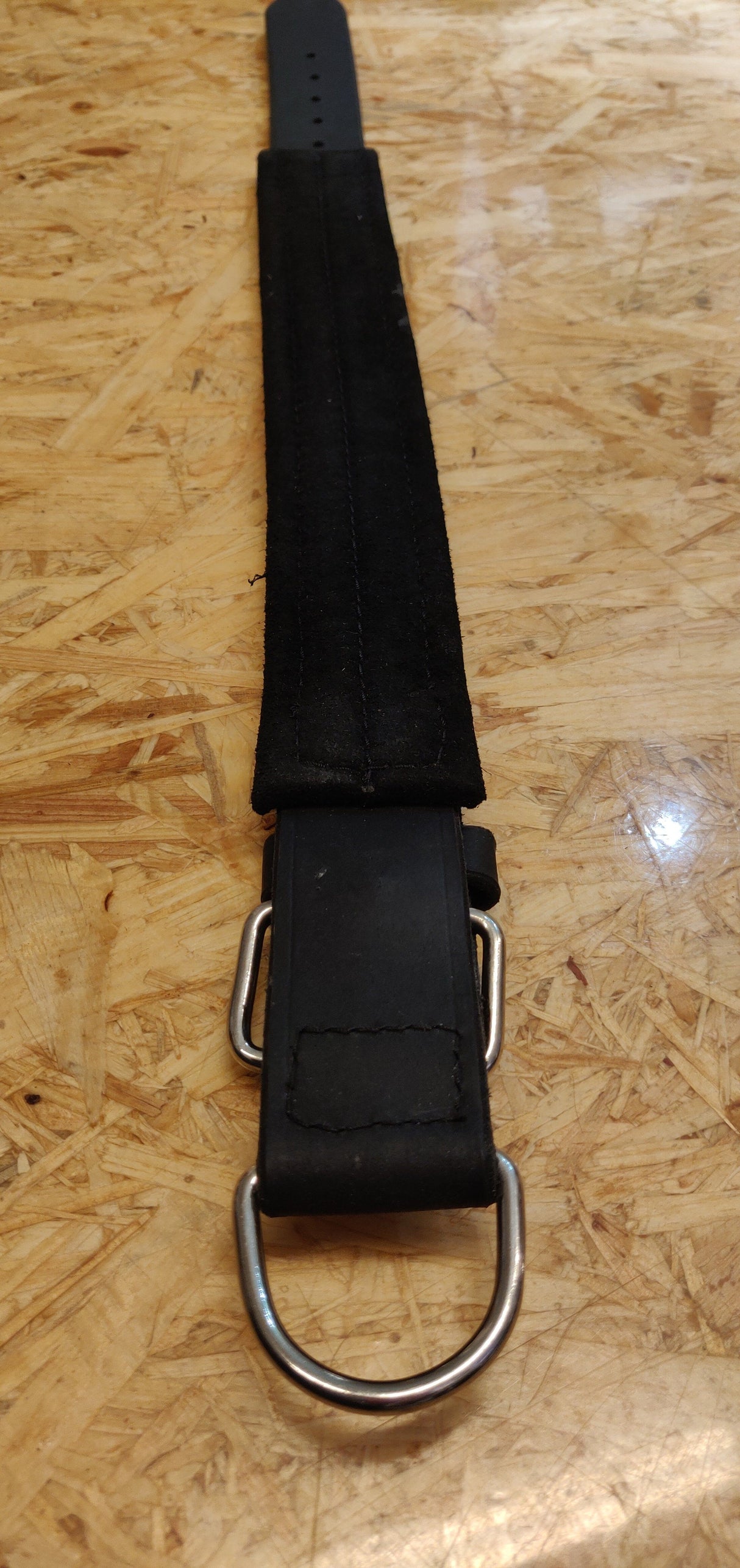 Beskrivelse: Et sort Hunde læderhalsbånd med indvendig filt, metalspænde fra brandet Læder.