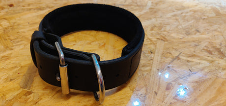 Beskrivelse: Et sort læderhalsbånd med indvendig filt, Læder spænde.