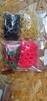 A bag of Hårelastikker til hunde, forskellige farver rubber o-rings by Kw.