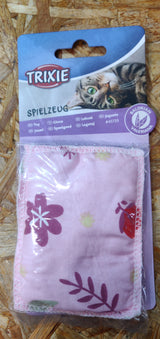 En lille Lille krammepude med baldrian specielt designet til katte, med et sødt pink blomstermønster fra Trixie.