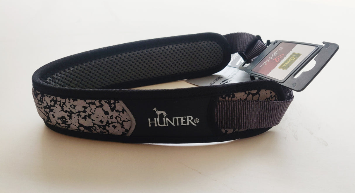 Hundehalsbåndet fra Hunter, Divo Reflect, sort/grå bæltet er et stilfuldt tilbehør til jægere og deres hunde.