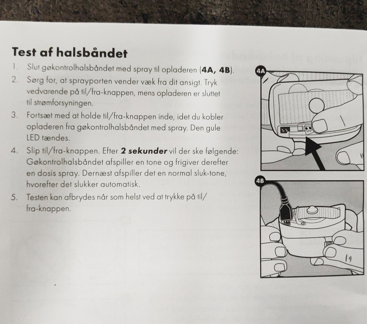 En PetSafe-bog med instruktioner om, hvordan du bruger en Anti Gø halsbånd med spray fra PetSafe-enhed.