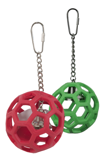 En rød og grøn Fugle aktivitetskugle, sjov & udfordrende foderbold med en kæde på designet til at stimulere leg hos fugle af JW.
