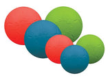 En gruppe farverige Jolly kæler Jolly-fodbolde på en hvid baggrund.